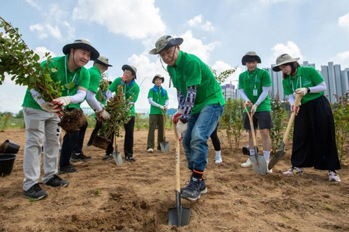 LS일렉트릭은 지난 18일 천안 성성호수공원에서 배롱나무 1400그루를 심는 'LS일렉트릭 꽃길 조성' 행사를 진행했다. 김동현(오른쪽 세번째)대표와 봉사단원들이 나무를 심고 있다. [LS일렉트릭 제공]